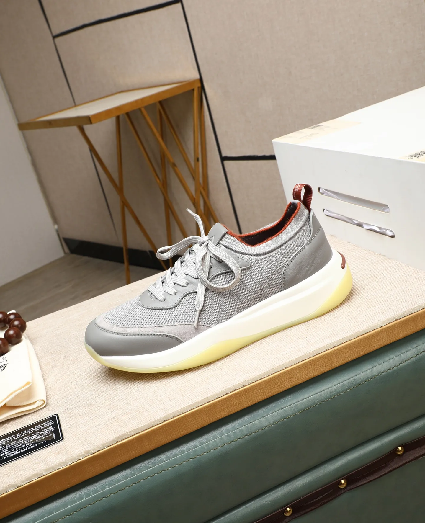 Men's shoes 💰620 🔥𝐥𝐨𝐫𝐨 𝐏𝐢𝐚𝐧𝐚 lp classic loafers, an Italian treasure brand, the only brand that can match Hermès! Only after wearing it do we realize that we can’t live up to our feet. The upper is made of imported first-layer cowhide with breathable fly-knit fabric, water-dyed cowhide foot pads, and the official original glass rubber outsole and pendant. Exclusive original packaging (tag ➕ brand paper ➕ outer box ➕ hand bag) code number: 38-44. Can be customized 45-46